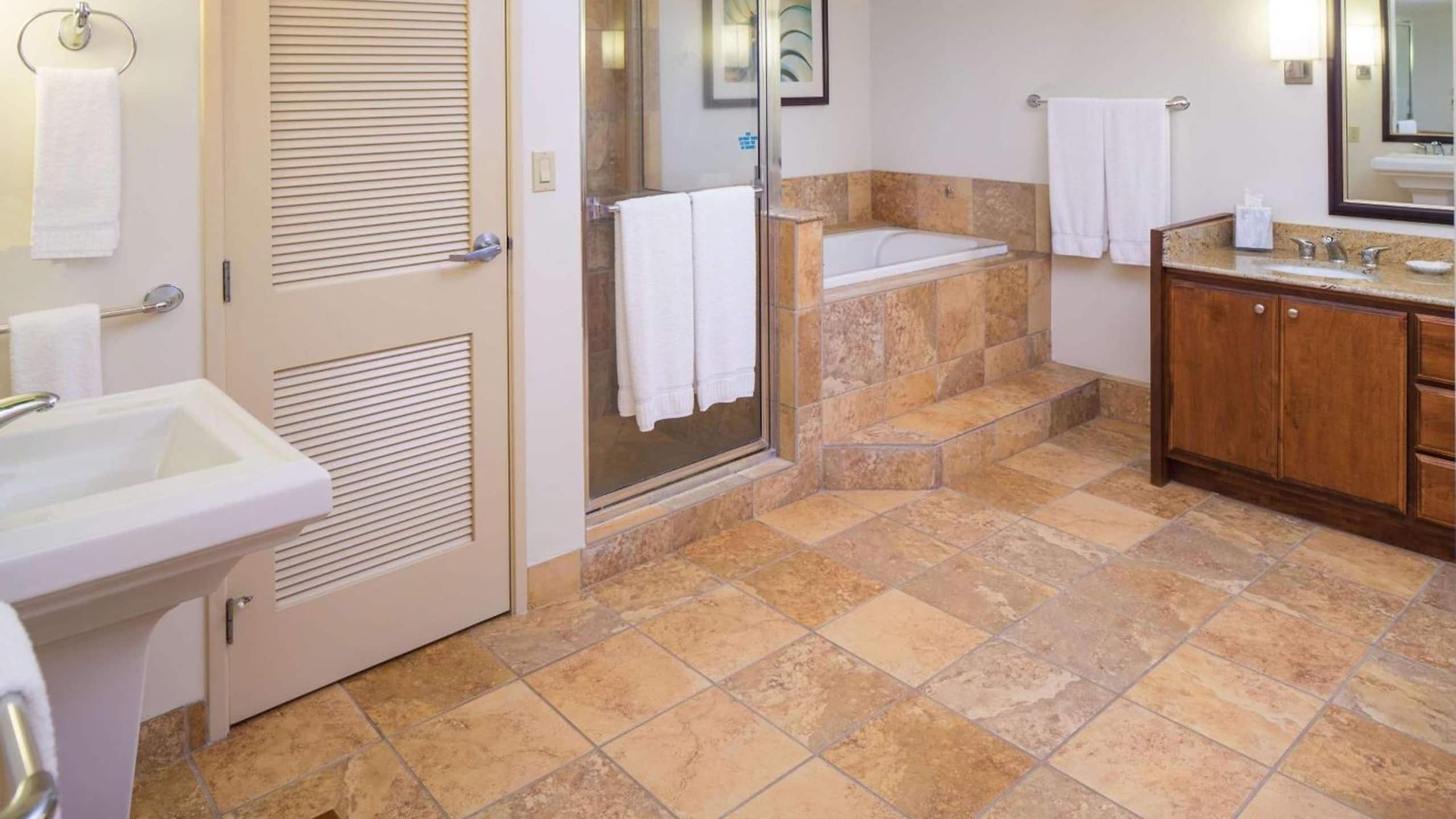 Condo in Lahaina · ★4.92 · 1 bedroom · 2 beds · 1 private bath - Image 23