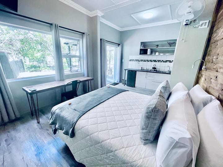 Deluxe Double Room: Bed Only