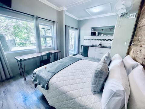 Deluxe Double Room: Bed Only