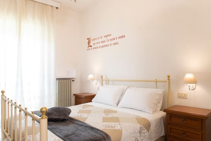 Habitación doble en el segundo piso, cama doble equipada con almohadas dobles, sábanas y mantas. Gran ventana con vistas al patio 