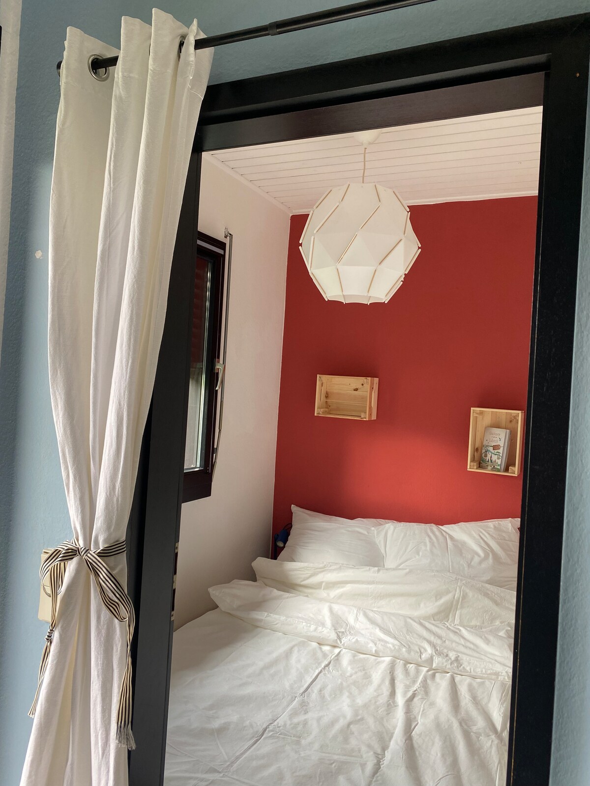 Това е легло за спане. Това означава, че няма пространство отдясно и отляво и леглото е на нормална височина над края на краката. Матракът на леглото е широк 140 см. 