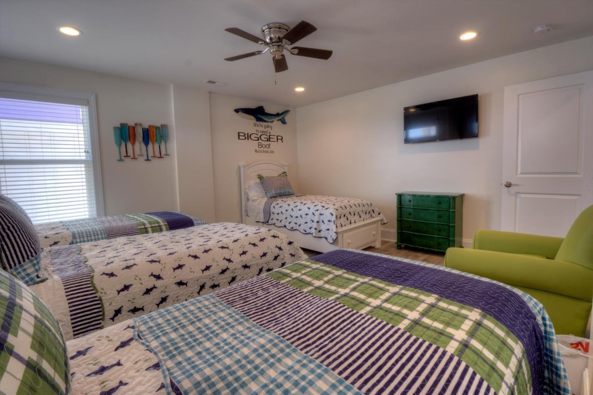 غرفة القرش - غرفة نوم مزدوجة في الطابق الأرضي - 4 أسرّة مزدوجة - كرسي واحد