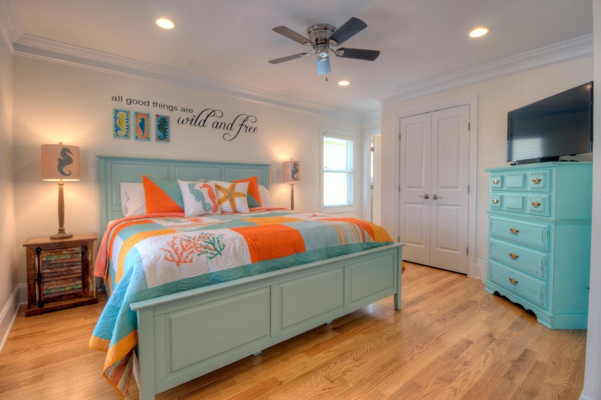 The Seahorse Room - Top Floor Street Side - King Bed - TV - EnSuite Bath