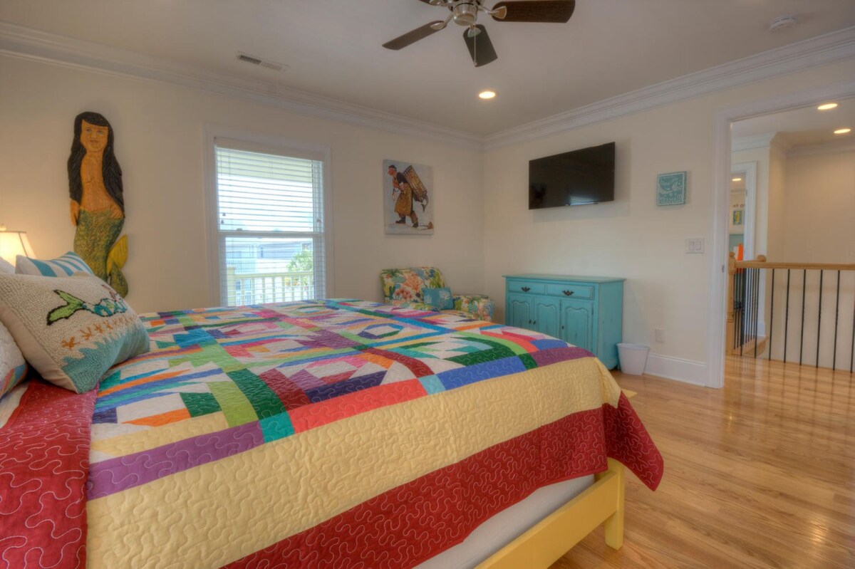 The Mermaid Room - Top Floor Street Side - King Bed - TV - EnSuite Bath