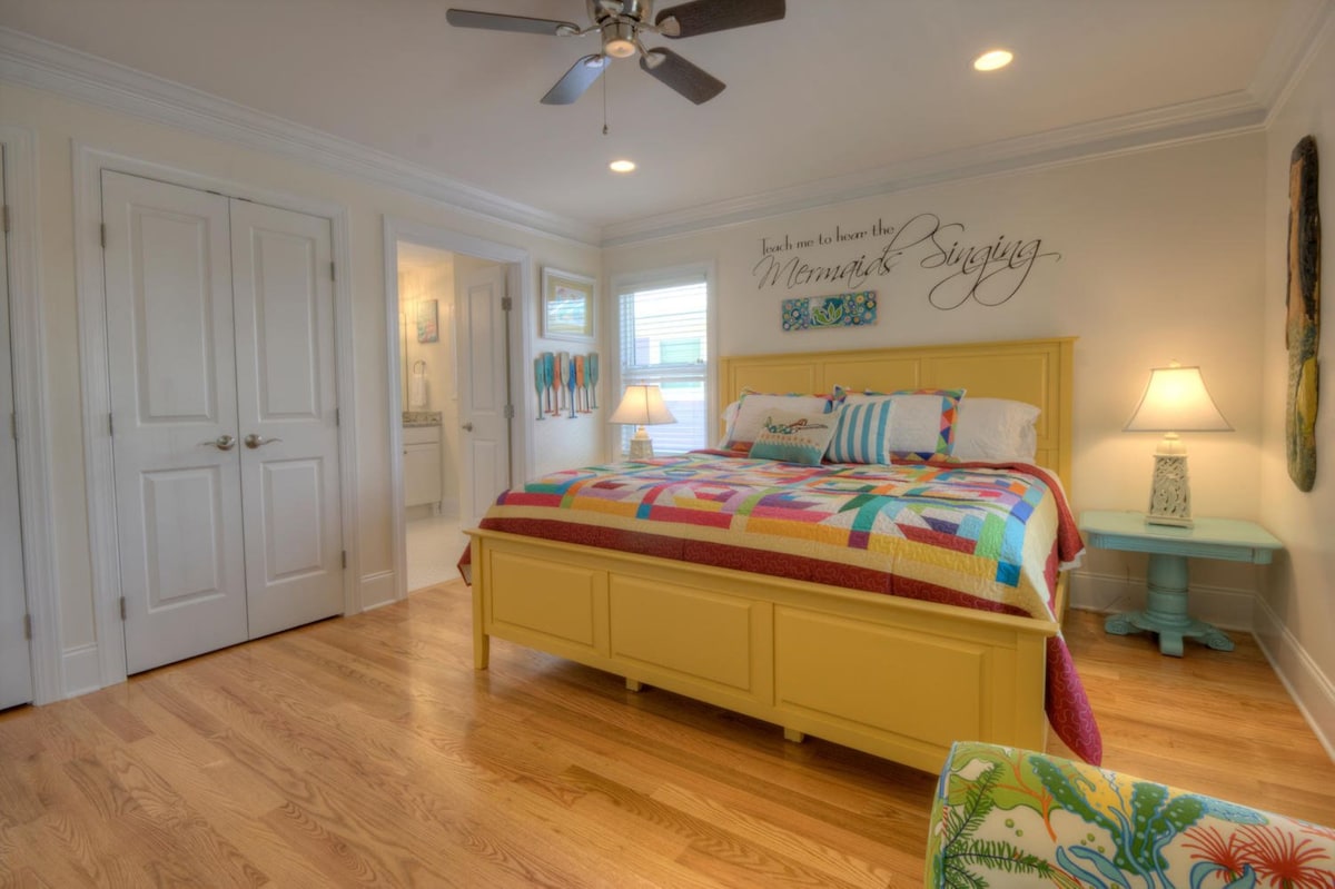 The Mermaid Room - Top Floor Street Side - King Bed - TV - EnSuite Bath