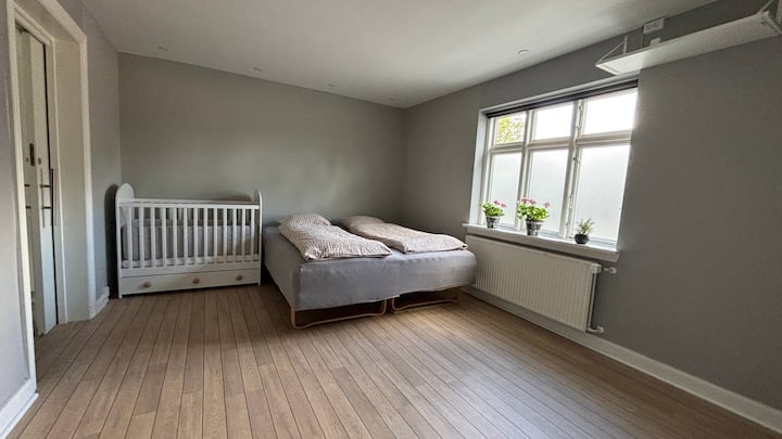 Spavaća soba u prizemlju s izravnim pristupom privatnoj kupaonici.