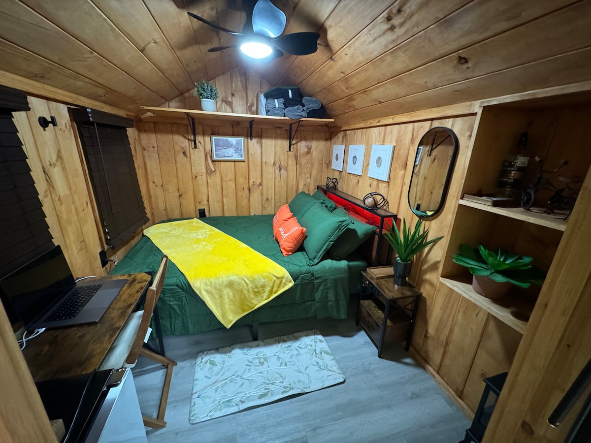 Oddýchnite si a omladzujte sa v tomto útulnom útočisku inšpirovanom lesom. Pre vaše pohodlie je plne vybavený nabíjacími stanicami, uterákmi, čistou posteľnou bielizňou a minichladničkou. Zažite pokoj a súkromie pokojného nočného spánku. 