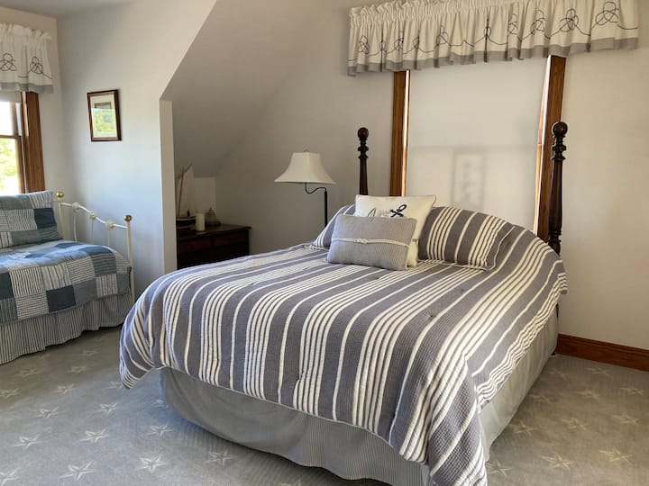 Captain's Quarters - Waters Edge - Kelleys Island, OH