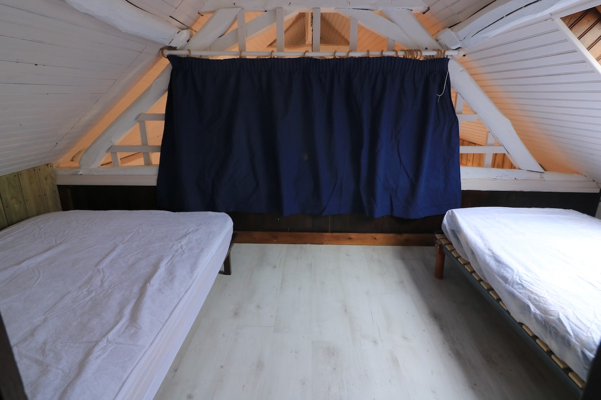 Мецанин - 
3 легла
1 двойно легло 140
1 единично легло 90