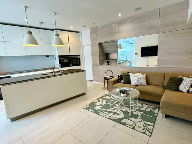 5G Kensington / Modern Spacious Duplex 4Bed 3bath gallery image 5