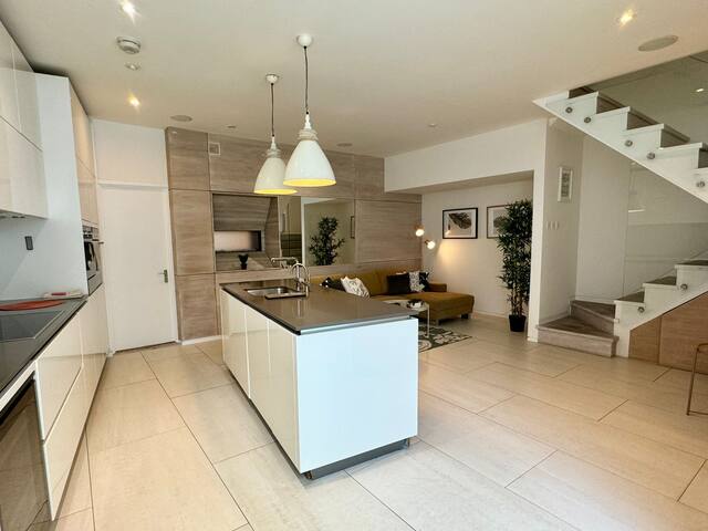 5G Kensington / Modern Spacious Duplex 4Bed 3bath gallery image 2