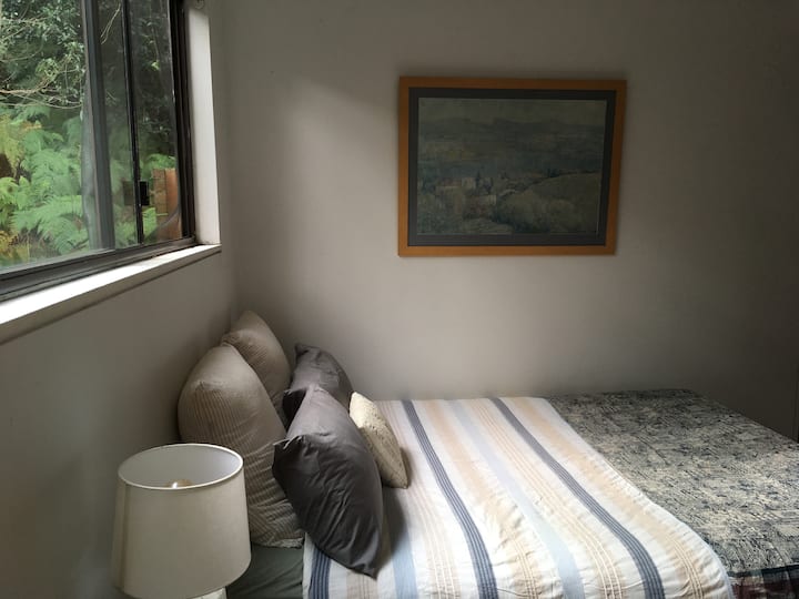 تحتوي غرفة النوم هذه على سرير بحجم كوين، وشمس منتصف النهار ومكتب لاستخدام الإنترنت. 