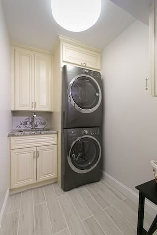 Single family-walk to Harvard Sq and MIT gallery image 3