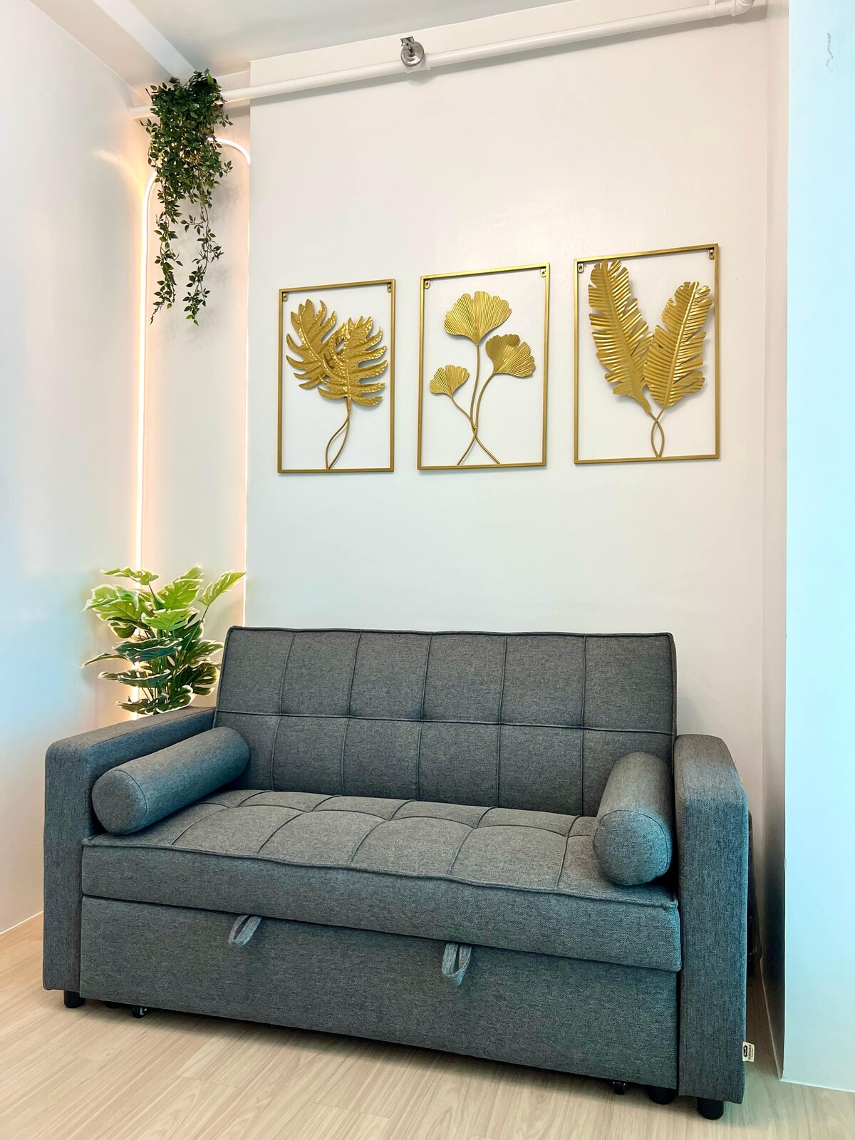 Dvostruki kauč na razvlačenje za 2 osobe.