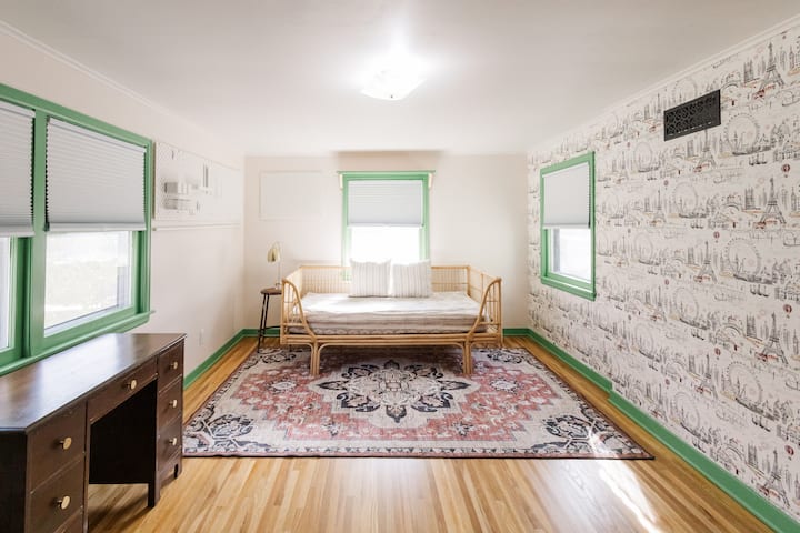 这间客房可通过主卧轻松进入，非常适合单身房客或儿童入住。 如有需要，您可以使用Pack n Play ，方便地放在衣柜里。