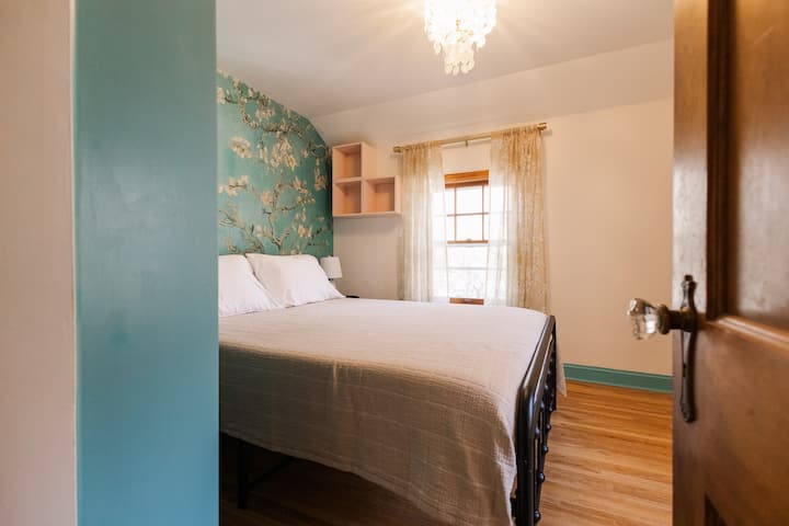 梵高房间可能是房子里最小的卧室，但我们认为它也可能最具特色。 宽敞的架子和衣柜为您提供充足的空间存放个人物品。