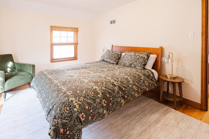 这间卧室拥有美丽的景色，可俯瞰一条安静迷人的街道。 别忘了看看壁橱里独一无二的窗户。 