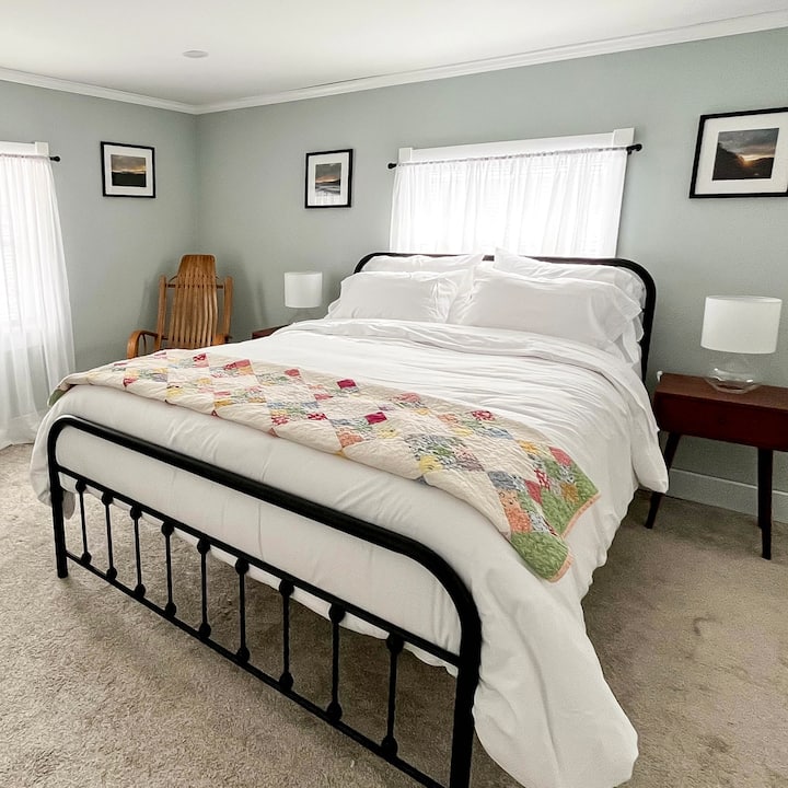 Una cama tamaño queen con un televisor inteligente de 32 pulgadas para relajarse después de un largo día