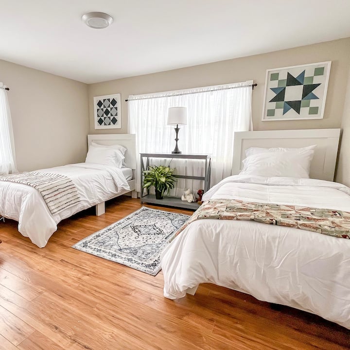 Un doble de lujo, por favor. Amplio y un bonito sistema de estanterías que te permite desempacar cuidadosamente y sentirte como en casa.