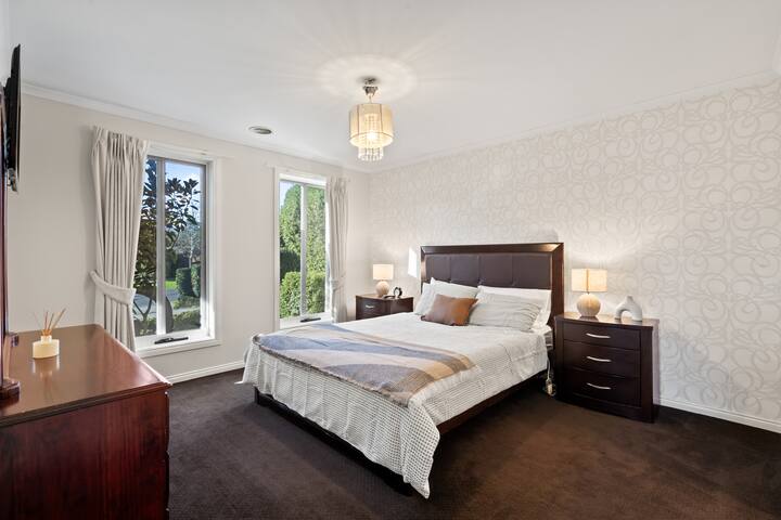 Spacious 4BR House with Cinema, Spa & fireplaces gallery image 4