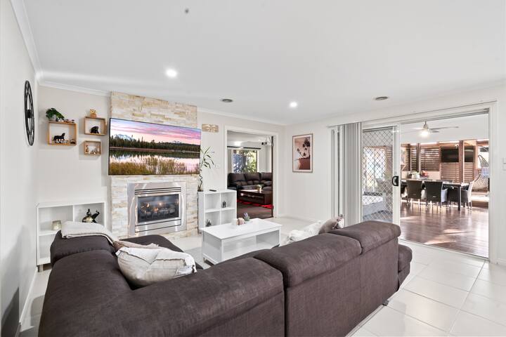 Spacious 4BR House with Cinema, Spa & fireplaces gallery image 3