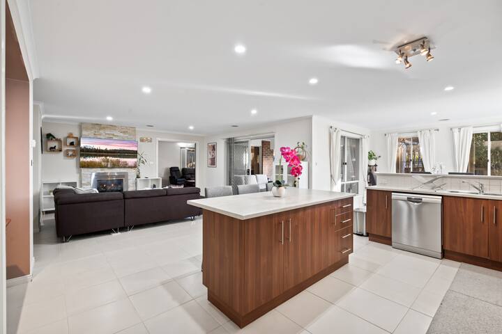 Spacious 4BR House with Cinema, Spa & fireplaces gallery image 2