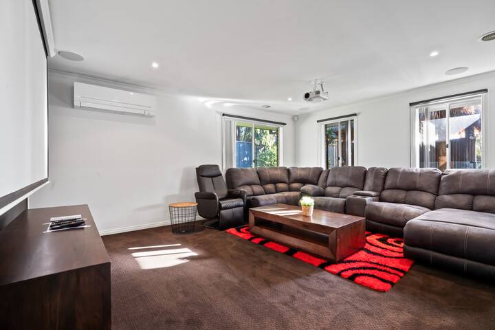 Spacious 4BR House with Cinema, Spa & fireplaces gallery image 5