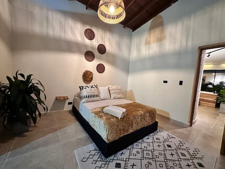 gezellige kamer met modern design en handgemaakte details. perfect om te rusten in een rustige sfeer, omgeven door stijl, warmte en goede energie.