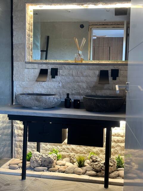 Suite in Villa with sea view & pool
