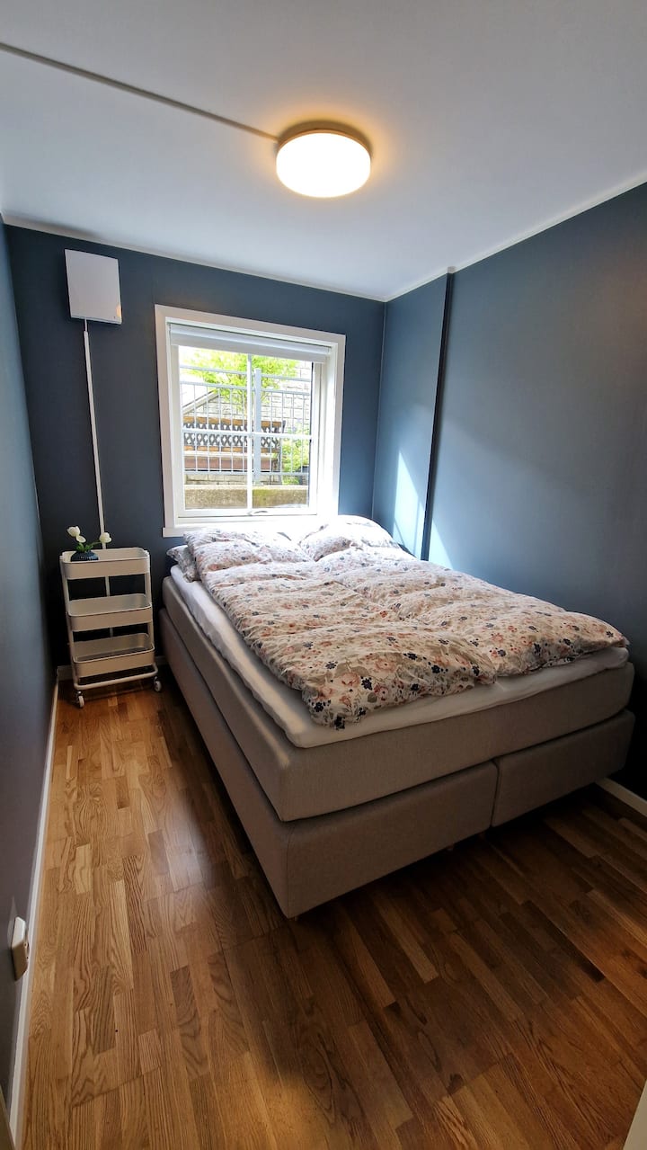 Საძინებელი 152 × 203 სმ ზომის ორადგილიანი საწოლით 