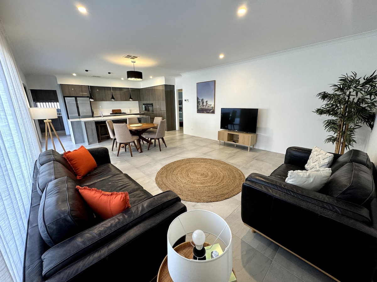 Top Airbnb: Modern Stylish 4 bed House , close to the  beach ! in Perth