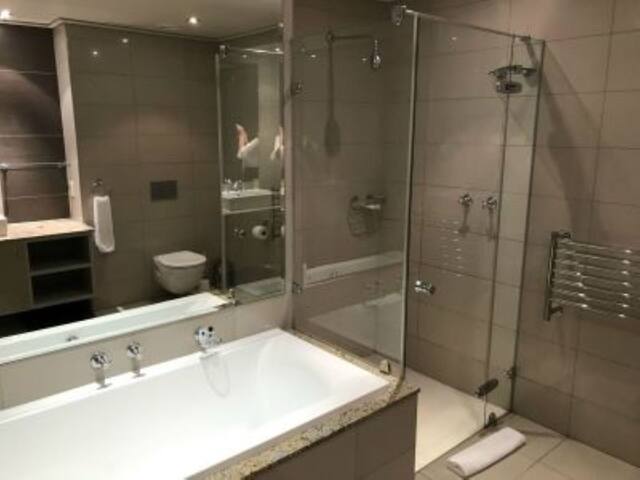 Chic 3-Bedroom Apartment gallery image 5