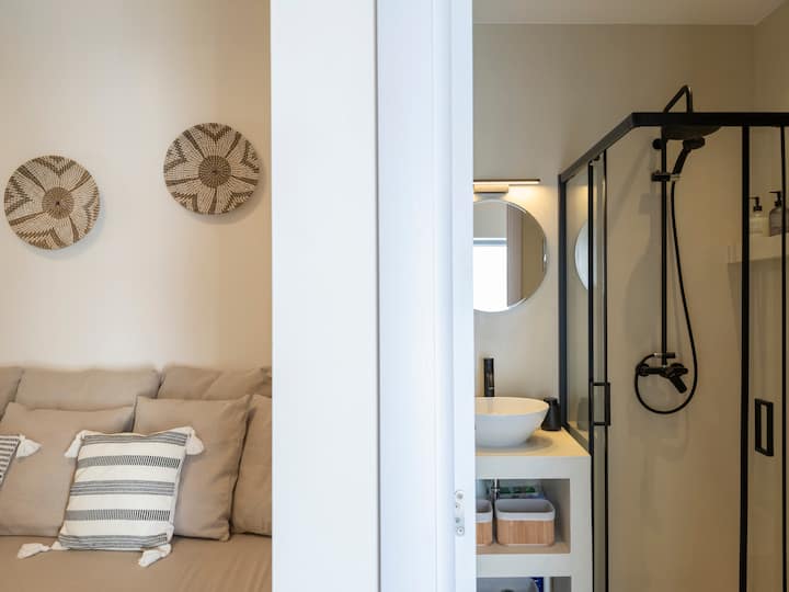 Cycladic Nest In The Heart Of Paroikia - Paros