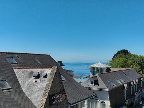 Top Airbnb: Small cozy nest with Superb sea view! à Moëlan Sur Mer