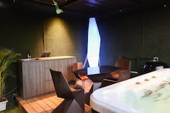 MES+Secret+Hide-Out+Beautiful+Terrace+w%2F+Jacuzzi