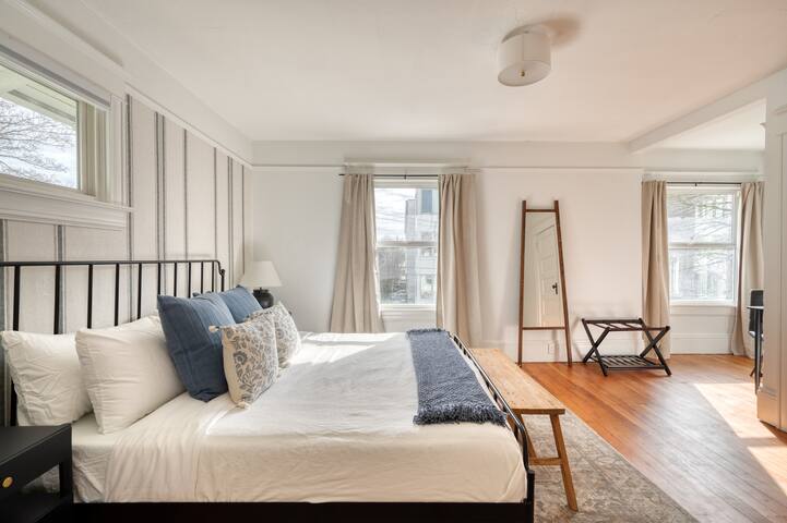 3BR • Sleeps 6 • King Bed • Prime SE Location