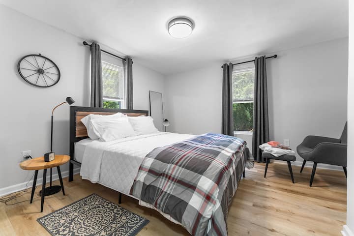 Queen bed, hybrid memory foam/spring mattress, mattress/pillow protectors, full mirror, Blinds & room darkening curtains, lamps with usb outlets, and reading nook. (No TV in bedroom #2) *beds not suitable for toddlers due to height/frame 