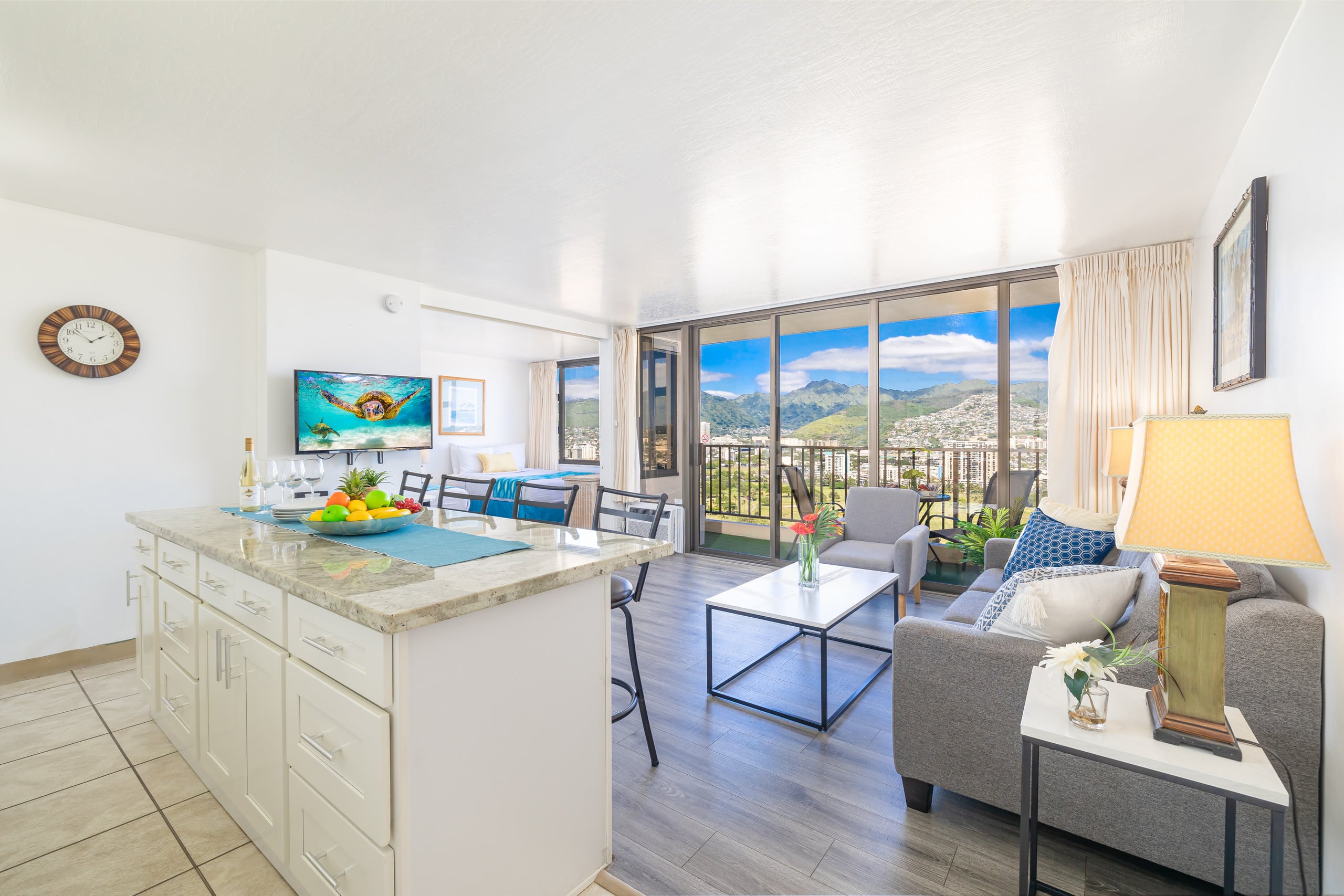 Condo in Honolulu · ★4.6 · 1 bedroom · 3 beds · 1 private bath - Image 2