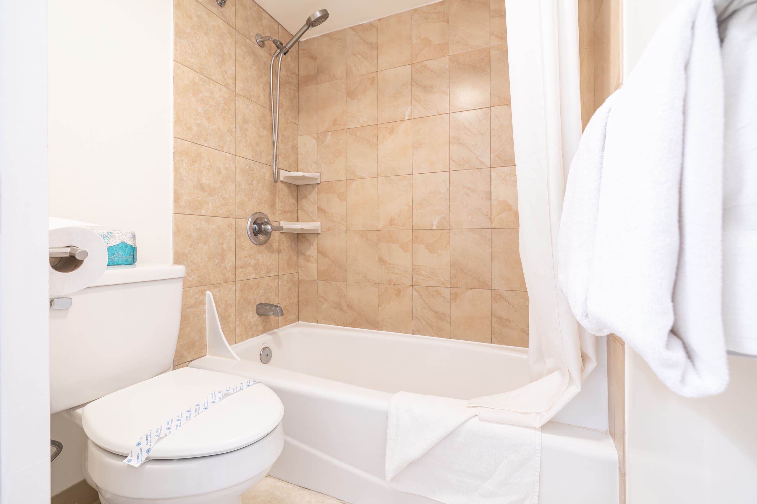 Condo in Honolulu · ★4.6 · 1 bedroom · 3 beds · 1 private bath - Image 18