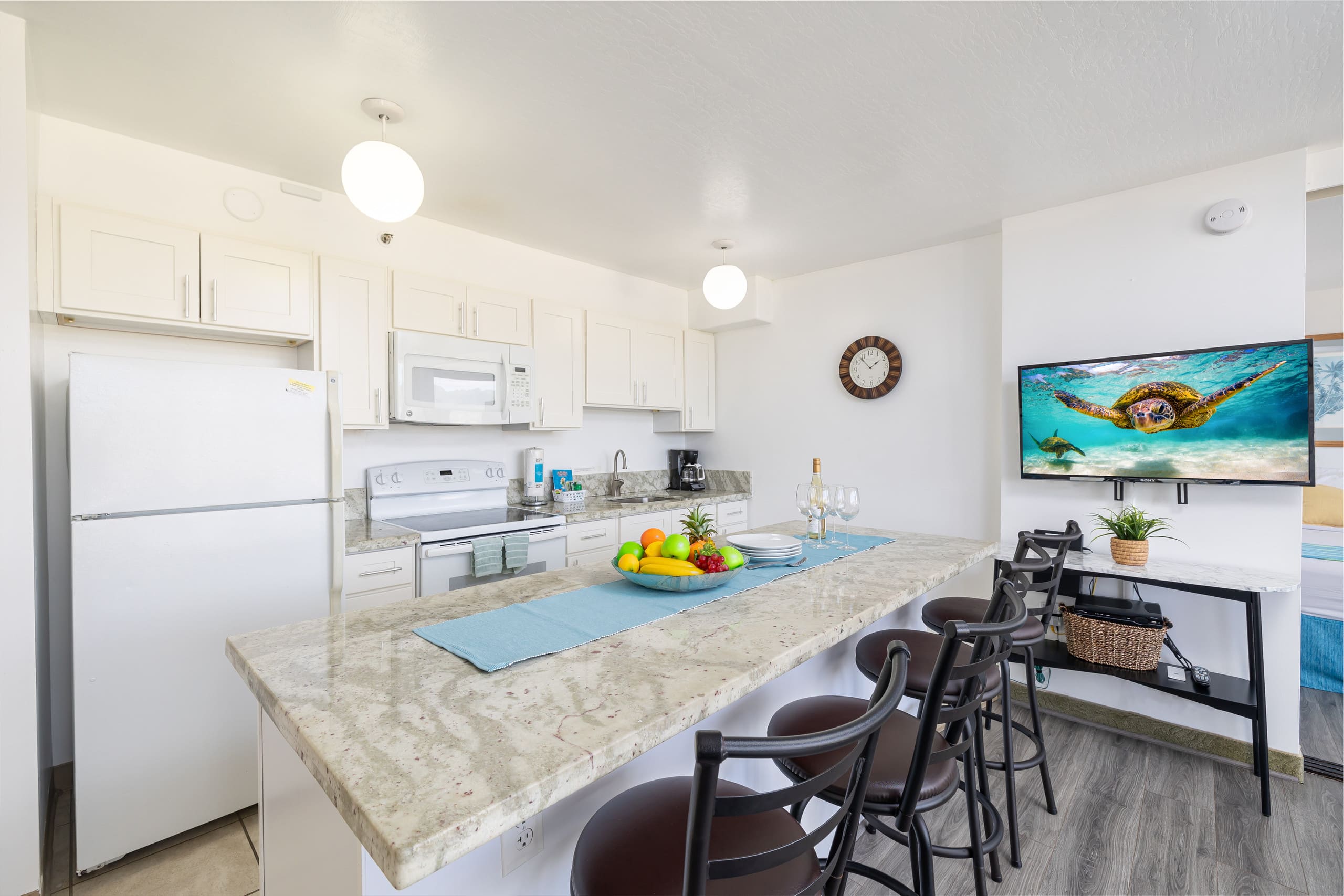 Condo in Honolulu · ★4.6 · 1 bedroom · 3 beds · 1 private bath - Image 7