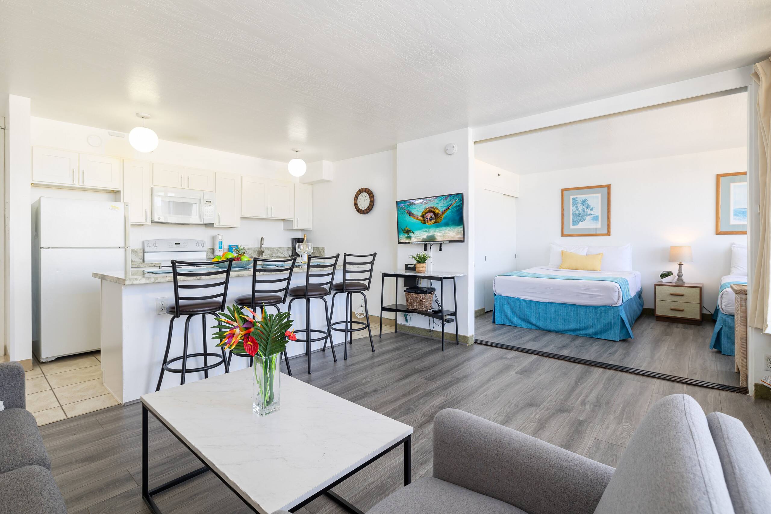 Condo in Honolulu · ★4.6 · 1 bedroom · 3 beds · 1 private bath - Image 4