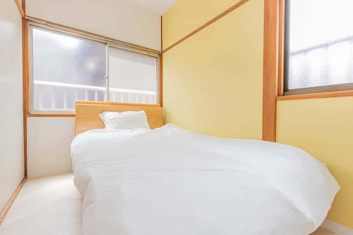 Ni kitanda cha nusu-double.
Ukubwa ni sentimita 120 × sentimita 210.