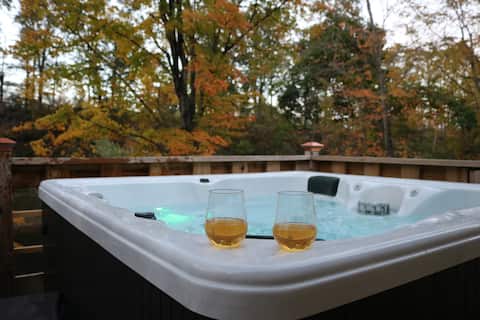 *Fall* River Front Retreat *HotTub-FirePit-Kayaks*
