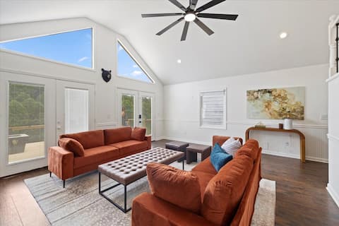 Modern Rustic Stay: Hosts up to 11 Guests
