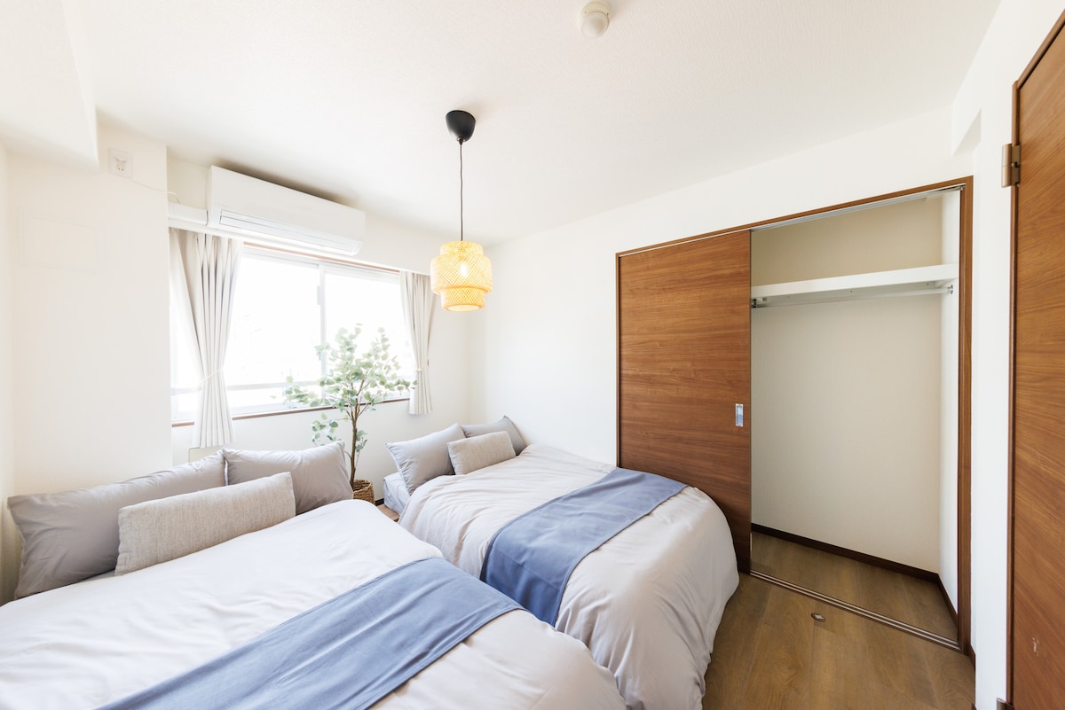 You can relieve the fatigue of your travels with a semi-double bed in Simmons.There is also plenty of storage space.