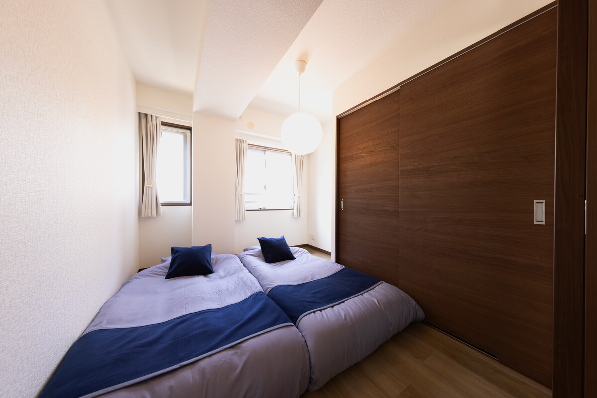 There are two twin sized futons.You can taste the Japanese style of stay.