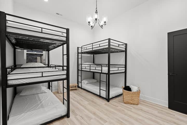 poschodové postele . útulné prikrývky . priestor v skrini. kôš na bielizeň 