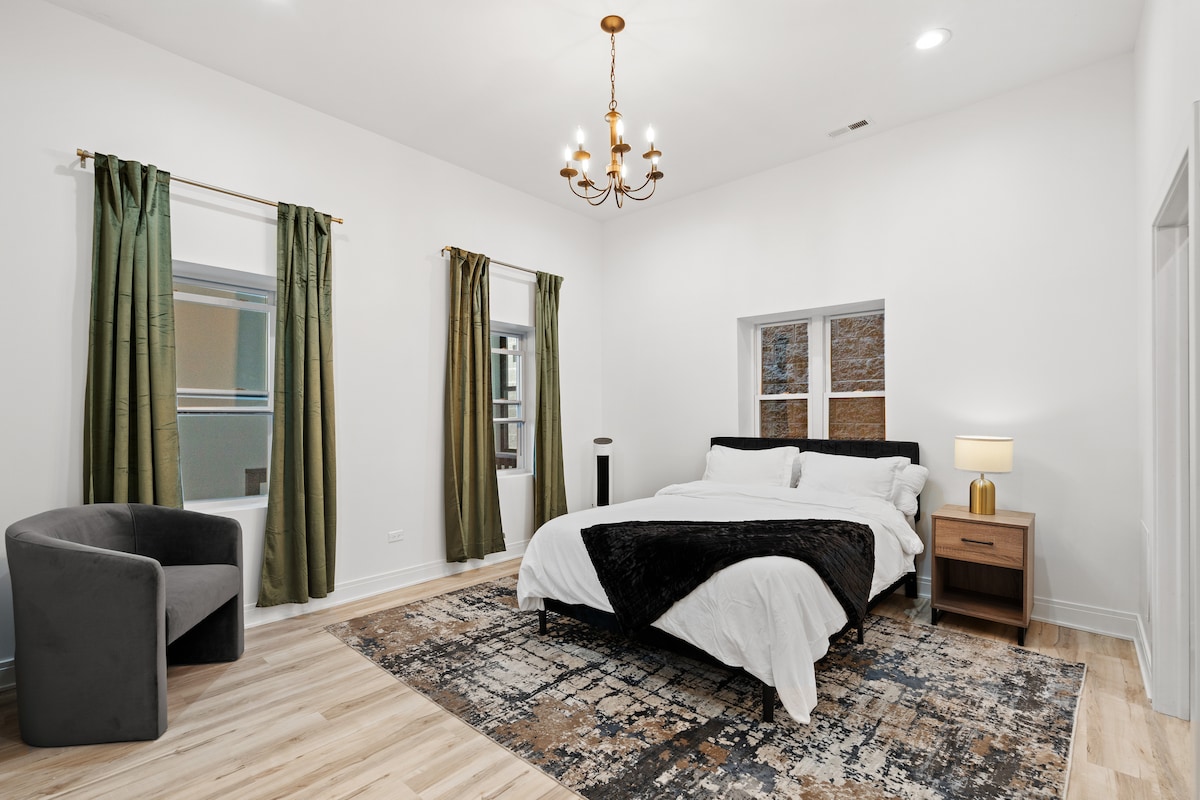 ห้องนอนหลักเตียงควีนไซส์เฟอร์นิเจอร์สะดวกสบายที่พักเก๋ไก๋ปลอกผ้านวมพื้นที่ตู้เสื้อผ้า