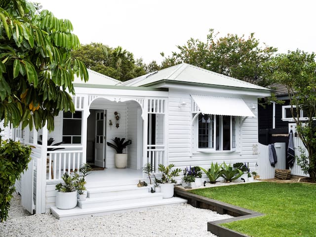 Makai – The Avalon Cottage