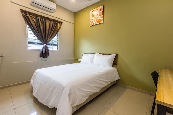 ห้องนอน | เครื่องปรับอากาศ | โต๊ะอ่านหนังสือ | หน้าต่าง | ม่านบังแสง | ไม้แขวนเสื้อ